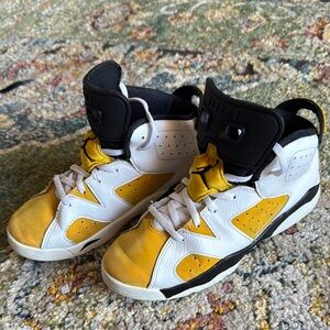 JORDAN KIDS Retro 6 - White Yellow in SZ 3Y…VERY GOOD PREOWNED CONDITION!!